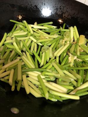 蒜苔炒鱿鱼须的做法 步骤5