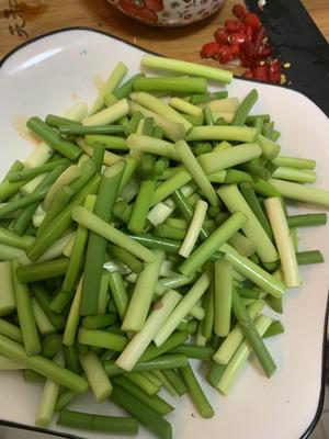 蒜薹炒肉的做法 步骤1