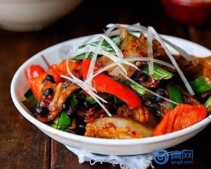 经典川菜回锅肉（胡萝卜+蒜苗）的做法 步骤9