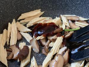腐竹烧香菇的做法 步骤8