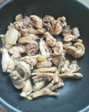 香菇炖鸡汤的做法 步骤6