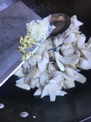 杏鲍菇炒鸡蛋的做法 步骤4