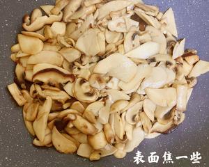 超级下饭菜?炒三菇的做法 步骤4