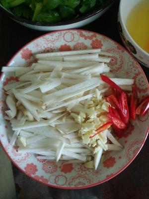 杏鲍菇.芹菜炒鸡蛋的做法 步骤1