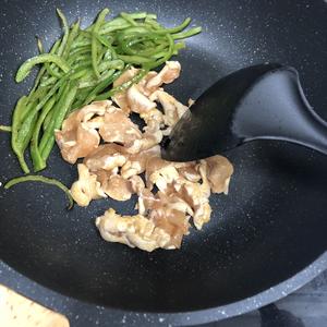 减脂餐-杏鲍菇炒鸡胸肉的做法 步骤8