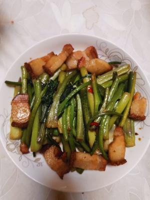 快手菜：烧肉炒红菜苔的做法 步骤2