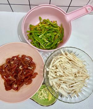 青椒杏鲍菇炒肉丝的做法 步骤1