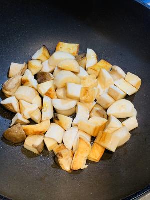 杏鲍菇炒雪花牛仔粒的做法 步骤6