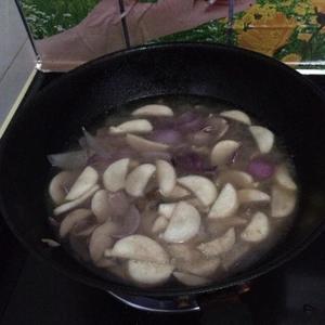 番茄红烩牛肉杏胞菇的做法 步骤3