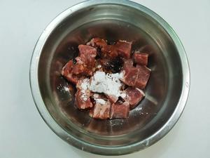 黑椒牛肉粒炒杏鲍菇的做法 步骤2