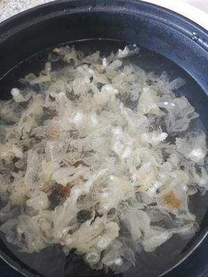 桃胶雪燕皂角米银耳牛奶羹的做法 步骤6