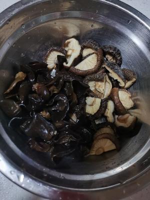香菇木耳焖排骨的做法 步骤3