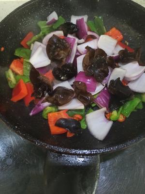 洋葱黑木耳炒鸡蛋的做法 步骤5