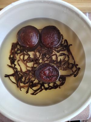 零难度懒人都会做的一道菜——焖香菇木耳鸡的做法 步骤6
