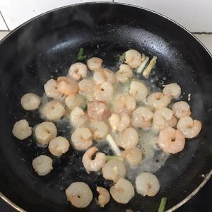 黄瓜炒鸡蛋虾仁基础版简单版的做法 步骤9