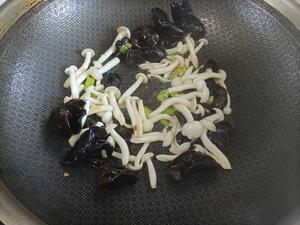 白玉菇木耳青椒炒鸡蛋的做法 步骤9