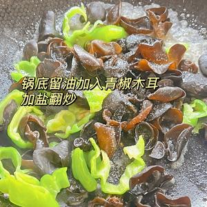 腐竹木耳炒鸡蛋的做法 步骤6