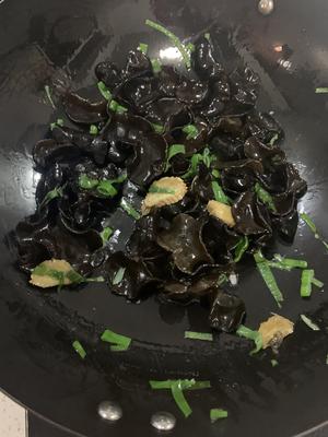十分钟素菜 ·木耳炒白菜的做法 步骤1