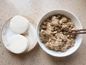 芹菜木耳鲜肉水饺(附包法）的做法 步骤3