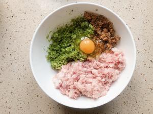 芹菜木耳鲜肉水饺(附包法）的做法 步骤2