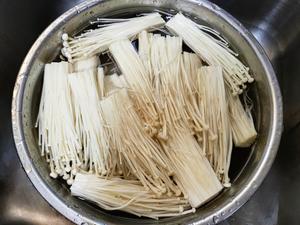 味道超赞 超下饭的金针菇培根卷的做法 步骤2