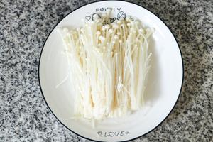 低卡高蛋白番茄金针菇豆腐汤，好喝不发胖的做法 步骤1