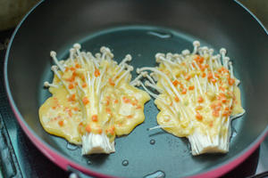 金针菇蛋饼的做法 步骤4