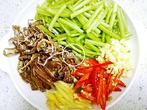 “鱼儿厨房”私藏菜──蒿子秆炒腊肠子的做法 步骤1