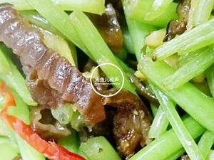 “鱼儿厨房”私藏菜──蒿子秆炒腊肠子的做法 步骤6