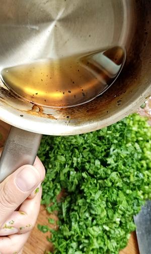 茼蒿猪肉虾泥饺子馅的做法 步骤6