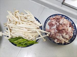 孜然蘑菇炒肉的做法 步骤2