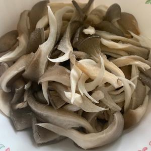 快手炸蘑菇比肉还香的做法 步骤2