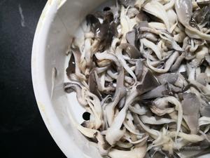 鲜掉眉毛的肉丝鲜蘑面的做法 步骤4