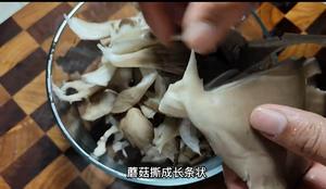 蘑菇炖粉条的做法 步骤2