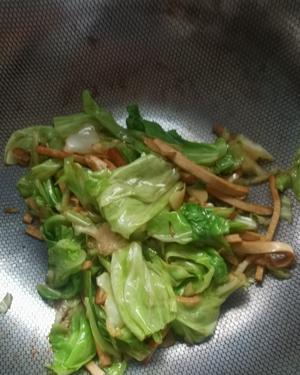 豆干炒包菜（素菜不寡淡的秘诀）的做法 步骤8