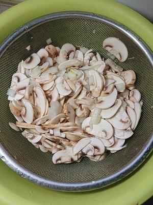 奶油培根蘑菇汤的做法 步骤3