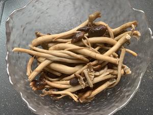 干锅茶树菇的做法 步骤5