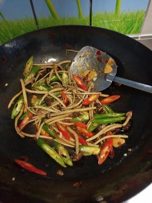 茶树菇炒牛肉的做法 步骤5