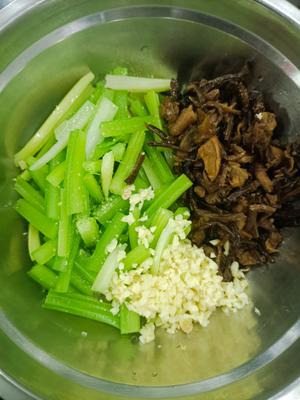 简单又美味的凉拌茶树菇芹菜的做法 步骤3