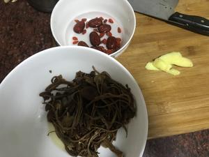 红枣茶树菇汤的做法 步骤1