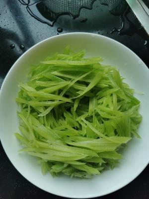 凉拌莴笋的做法 步骤1