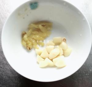 茶树菇炒肉的做法 步骤3