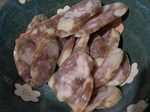 莴笋叶香肠炒饼的做法 步骤3