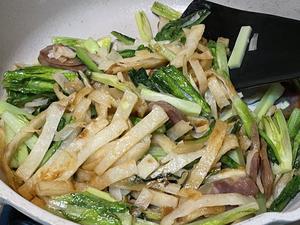 莴笋叶香肠炒饼的做法 步骤7