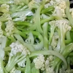 炒花菜的做法 步骤2