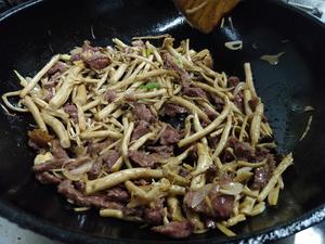 酱香茶树菇炒牛肉的做法 步骤7