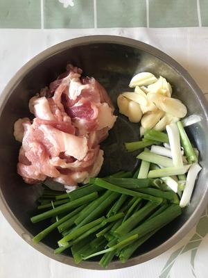 干锅五花肉孜然花菜的做法 步骤1