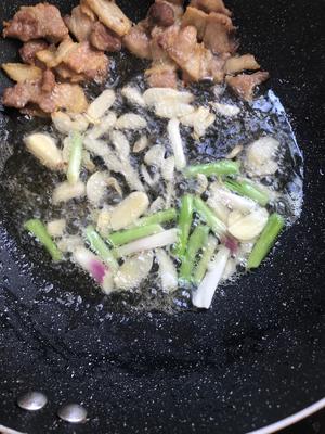 干锅五花肉孜然花菜的做法 步骤5