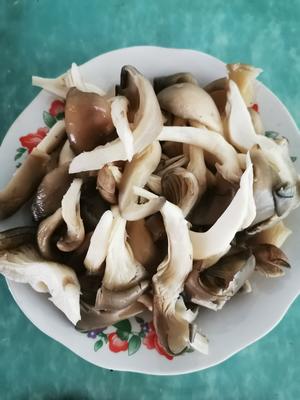 酥脆炸平菇的做法 步骤1