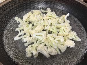 腊肉炒有机菜花的做法 步骤4